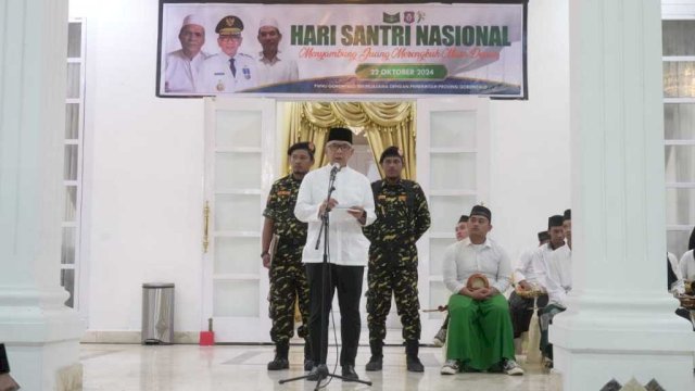 Pj Gubernur Gorontalo didampingi stakeholder terkait, saat hadir pada acara resepsi Hari Santri 2024 yang dilaksanakan Pemprov Gorontalo dengan Kementerian Agama provinsi, bertempat di rumah jabatan gubernur, Selasa (22/10/2024)