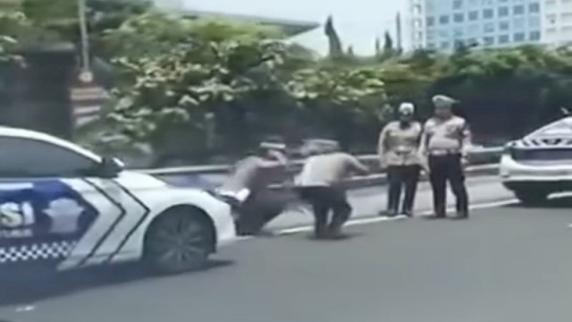 Dua polisi mendapat hukuman squat jump di pinggir jalan tol. (Foto: Instagram @fakta.jakarta)