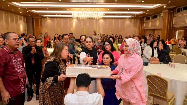 Calon gubernur Sulawesi Selatan (Sulsel) 02, Fatmawati Rusdi, berbaur dalam suasana penuh kehangatan saat perayaan ulang tahun Ketua Persatuan Masyarakat Kristen Indonesia Timur (PMKIT) Sulsel, Ariella Hana Sinjaya, di Onyx Ballroom, Hotel Myko, Makassar, Jumat (25/10/2024) malam.