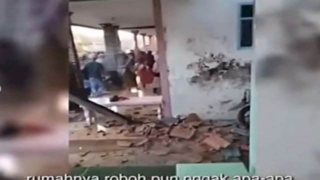 Genteng rumah warga ambruk akibat suara menggelegar dari sound horeg. (Foto: Instagram @fakta.indo)