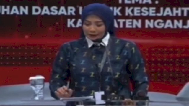 Calon Bupati Nganjuk nomor urut 2, Ita Triwibawati menjawab pertanyaan saat debat. (Foto: TikTok @mas_jb.01)