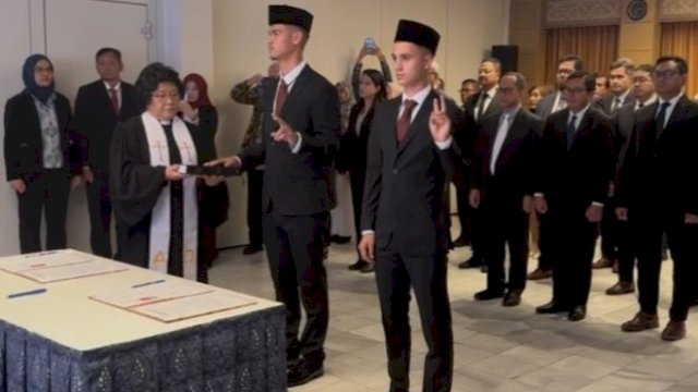 Mees Hilgers dan Eliano Reijnders saat mengambil sumpah WNI di KBRI Brussel, Belgia, pada Senin waktu setempat (30/9/2024). (foto: PSSI) 