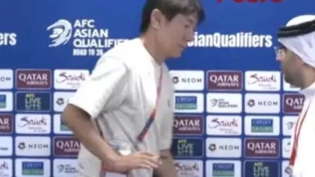 Potret Shin Tae-yong Tolak Jabat Tangan dengan Official Bahrain 