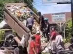 Diduga Uang Rp 10 Juta Ikut Terbuang, Truk Sampah Dibongkar Dipinggir Jalan 