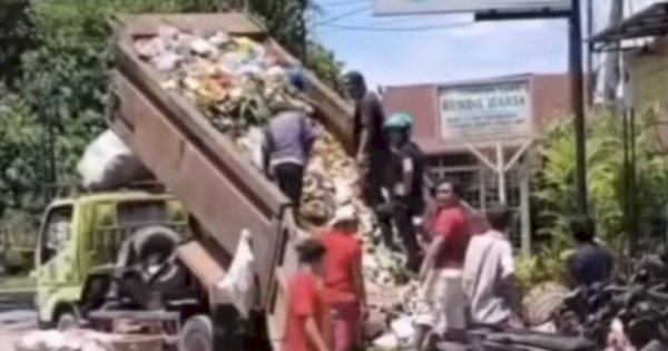 Diduga Uang Rp 10 Juta Ikut Terbuang, Truk Sampah Dibongkar Dipinggir Jalan 