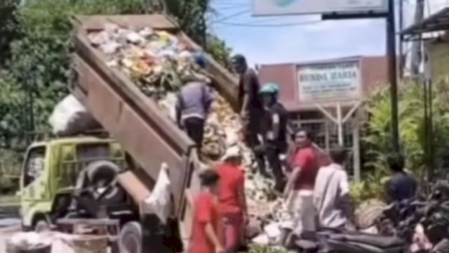 Diduga Uang Rp 10 Juta Ikut Terbuang, Truk Sampah Dibongkar Dipinggir Jalan 