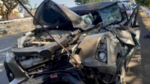 Lakalantas di Tol Reformasi, Mobil Minibus Rusak Berat Usai Tabrak Truk Kontainer 