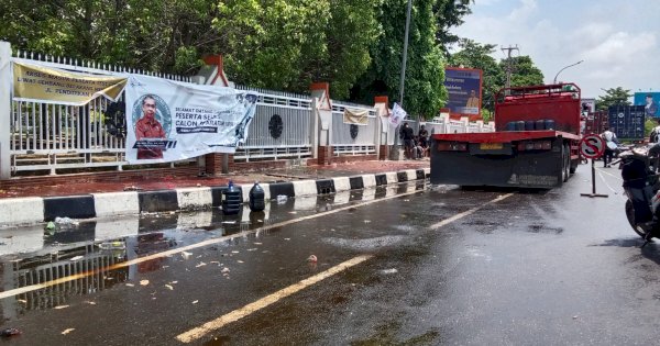 Kronologi Truk Kontainer Terguling Depan UNM Hingga Muatan Minyak Tumpah di Jalan