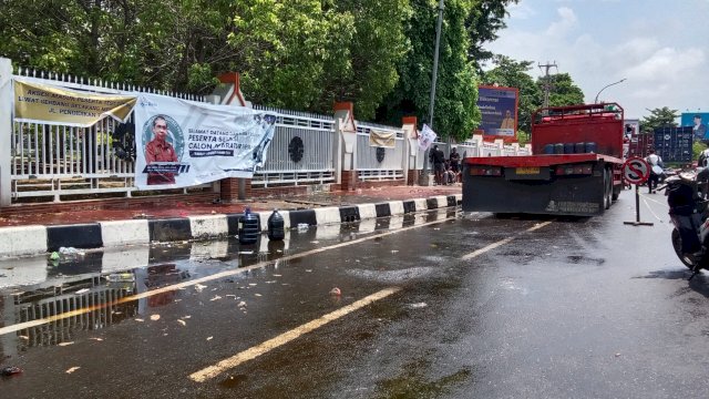 Tumpahan minyak masih menutupi badan jalan AP Pettarani, Makassar usai mobil truk kontainer bermuatan minyak terguling di depan Kampus UNM, sekitar pukul 06.00 Wita, Kamis (24/10/2024). Foto: Abatanews