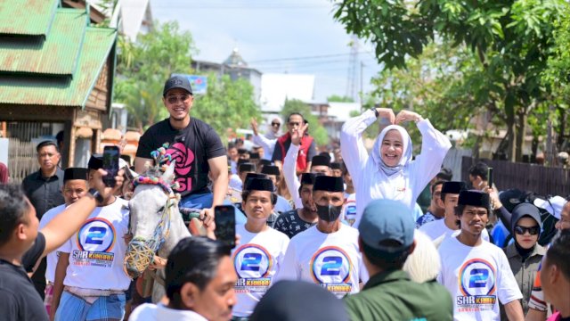 Pilgub Sulsel, Kaesang dan Fatmawati Naik Kuda Temui Masyarakat Adat di Sidrap 