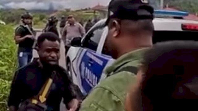 Viral, Pria Asal Papua Palak brimob Hingga Rp 1 Miliar