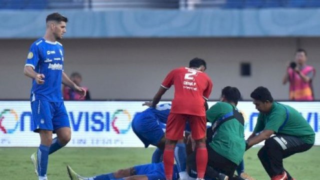 Momen gelandang Persib Bandung, Tyronne Del Pino, pingsan usai terkena bola pada bagian kepala. (foto: Persib Bandung). 