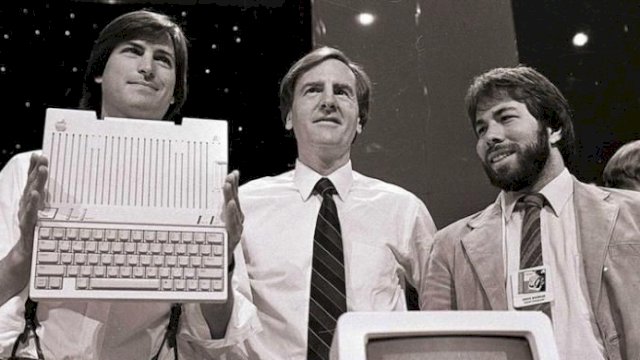 John Sculley (tengah) diapit oleh dua pendiri Apple, Steve Jobs dan Steve Wozniak. (Istimewa) 