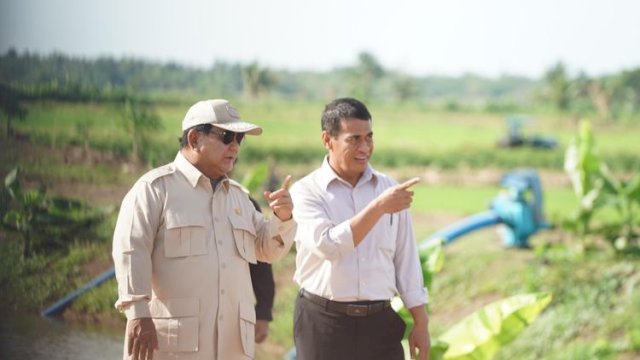 Mentan Amran Dampingi Presiden Prabowo Tinjau Program Cetak Sawah di Merauke