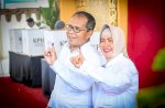 Potret Danny Pomanto dan Indira Salurkan Hak Pilih di TPS Pada Pilkada Serentak