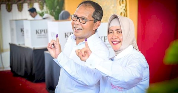 Potret Danny Pomanto dan Indira Salurkan Hak Pilih di TPS Pada Pilkada Serentak