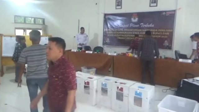 Ular Kobra Nyelinap ke Celana Ketua PPK, Rapat Pleno Rekapitulasi Pilkada Ditunda