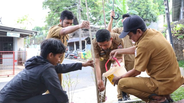 Pjs Wali Kota Makassar Andi Arwin Azis Tanam Pohon Bersama di Kecamatan Manggala