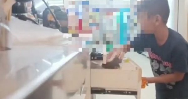 Terekam Kamera, Seorang Bocah Mencuri Uang Segepok dari Laci Kasir Minimarket 