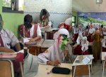 Viral Siswa Pakai Topeng untuk Cegah Menyontek Saat Ujian di Kelas 