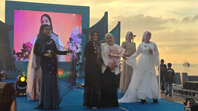 Dispar Gelar Clothing Day 2024, Gandeng World Of Chayra Tampilkan Hijab Bergambar Pinisi Hingga Rotterdam