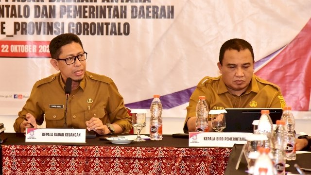 Kepala Badan Keuangan Provinsi Gorontalo, Sukril Gobel (kiri) pada rapat pembahasan pajak kendaraan beberapa waktu lalu.