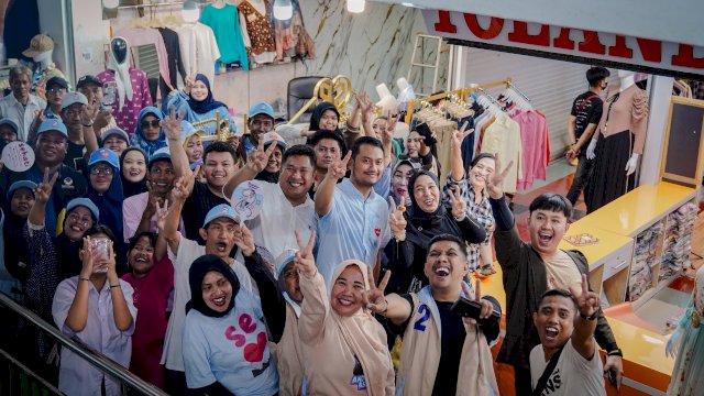 Kunjungi Pasar Butung, Ratusan Pedagang dan Pengunjung Berebut Foto dengan Andi Seto