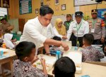 Wapres Gibran Tinjau Makan Bergizi Gratis di Maros, Siapkan 800 Pax Makanan