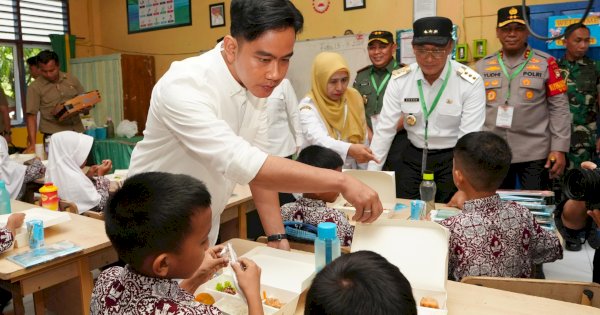 Wapres Gibran Tinjau Makan Bergizi Gratis di Maros, Siapkan 800 Pax Makanan