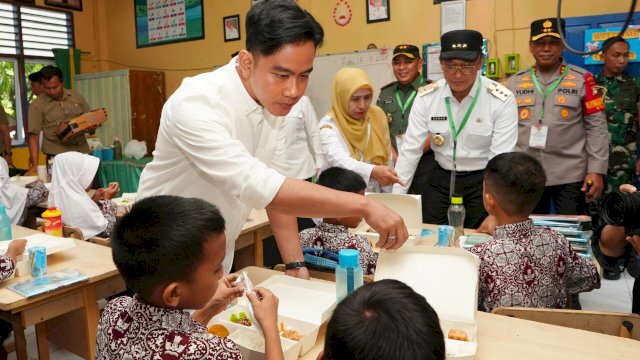 Wapres Gibran Tinjau Makan Bergizi Gratis di Maros, Siapkan 800 Pax Makanan