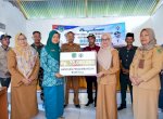 Bupati Luwu Utara Serahkan Bantuan Rp75 Juta ke BUMDes Lino