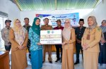 Bupati Luwu Utara Serahkan Bantuan Rp75 Juta ke BUMDes Lino