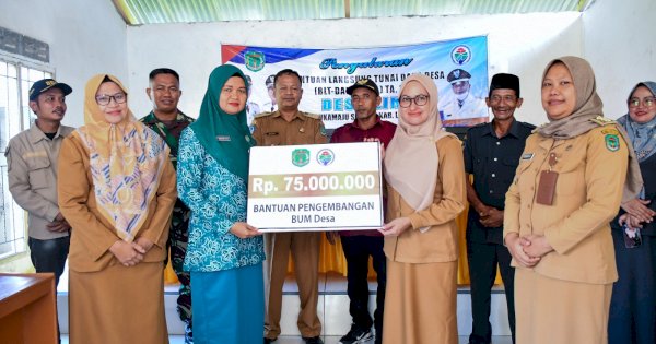 Bupati Luwu Utara Serahkan Bantuan Rp75 Juta ke BUMDes Lino