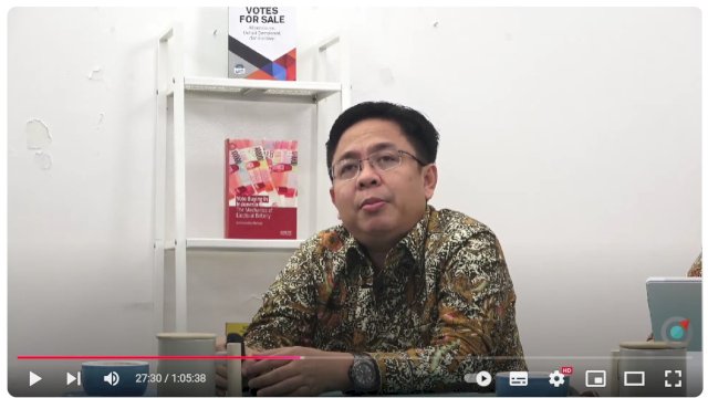 Direktur Indikator Politik Indonesia, Prof Burhanuddin Muhtadi saat memaparkan temuan surveinya jelang pencoblosan Pilwalkot Makassar. (Tangkapan layar YouTube)