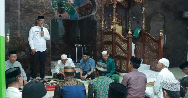 Pj Bupati Takalar Laksanakan Safari Jumat di Masjid Tua Baitul Maqdis Sanrobone