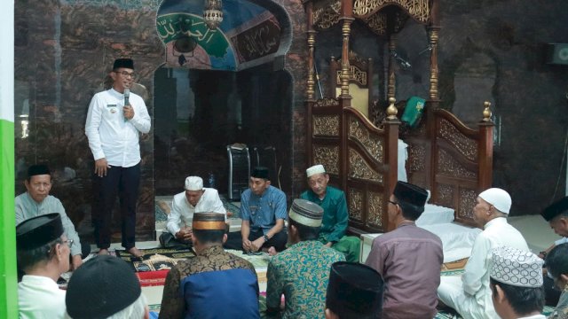 Pj Bupati Takalar Laksanakan Safari Jumat di Masjid Tua Baitul Maqdis Sanrobone