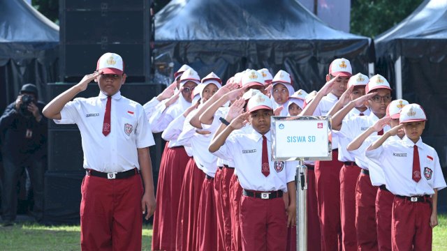 Upacara peringatan dengan tema "Guru Hebat, Indonesia Kuat" yang berlangsung di Halaman Kantor Kemendikdasmen, Jakarta, Senin (25/11/2024). 