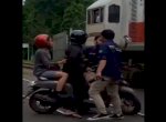 Viral Pemotor Nyaris Tertabrak Kereta Api, Diselamatkan Malah Marah-marah 