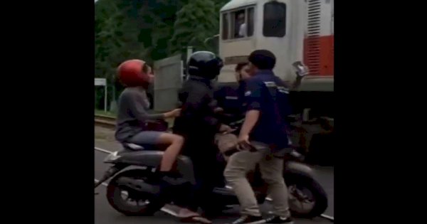 Viral Pemotor Nyaris Tertabrak Kereta Api, Diselamatkan Malah Marah-marah 