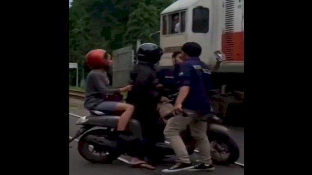 Detik-detik pengendara motor di Bandung marah-marah padahal ditolong usai hampir tertabrak kereta api. (Foto: X @bacottetangga__)