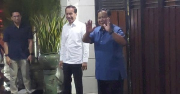 Malam-malam, Prabowo Mendadak Ajak Jokowi Makan di Angkringan Semar Solo