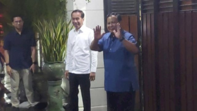 Malam-malam, Prabowo Mendadak Ajak Jokowi Makan di Angkringan Semar Solo