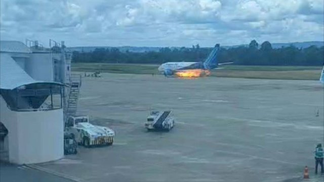 Percikan api keluar dari sayap kiri pesawat Trigana Air saat lepas landas dari Bandara Sentani Jayapura, Papua, Selasa (5/11/2024). (foto: Tangkapan layar media sosial) 