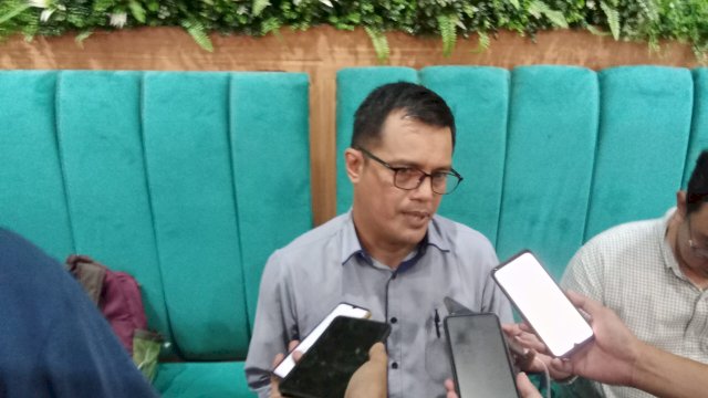 Komisioner Bawaslu Sulsel, Alamsyah saat kegiatan Konsolidasi Media di Dawai Coffee, Jalan Perintis Kemerdekaan VII, Kota Makassar, Jumat (8/11/2024). (Foto: Abatanews)