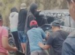 Sosialisasi di Basseang, Warga Gotong Royong Bantu Kendaraan Paslon yang Terjebak karena Jalan Rusak