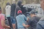 Sosialisasi di Basseang, Warga Gotong Royong Bantu Kendaraan Paslon yang Terjebak karena Jalan Rusak