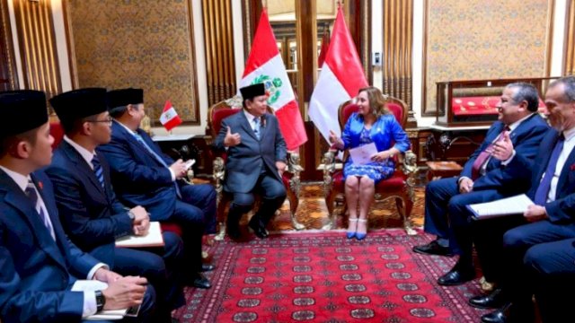 Presiden Republik Indonesia, Prabowo Subianto, saat bertemu Presiden Republik Peru, Dina Boluarte, dalam kunjungan resminya, Kamis (14/11/2024). (Sumber: Sekretariat Kabinet) 