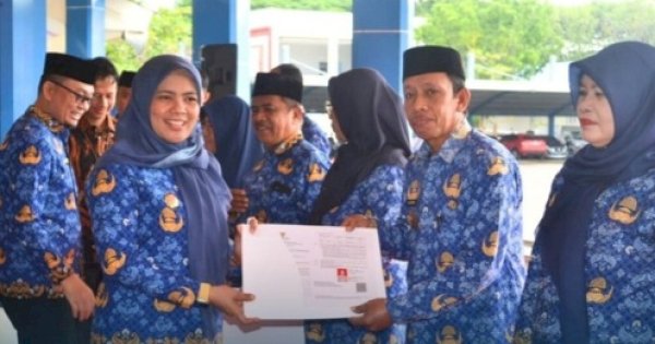 Plt Bupati Maros dan Sekda Serahkan SK Pensiun dan THT Bagi PNS Masuk Masa Purna Bakti