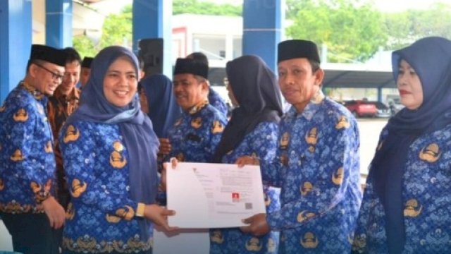 Plt Bupati Maros dan Sekda Serahkan SK Pensiun dan THT Bagi PNS Masuk Masa Purna Bakti