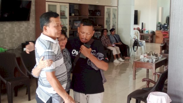 Isak tangis Ibu Almarhum AKP Ryanto Ulil Anshar, Cristina Yun Abubakar di BTN Jaya Blok E/5 RT 002 RW 001, Kelurahan Bitowa, Kecamatan Manggala, Makassar, Sulawesi Selstan (Sulsel), Jumat (22/11/2024) saat memandang foto anaknya yang tewas ditembak di Polsek Solok Selatan. 